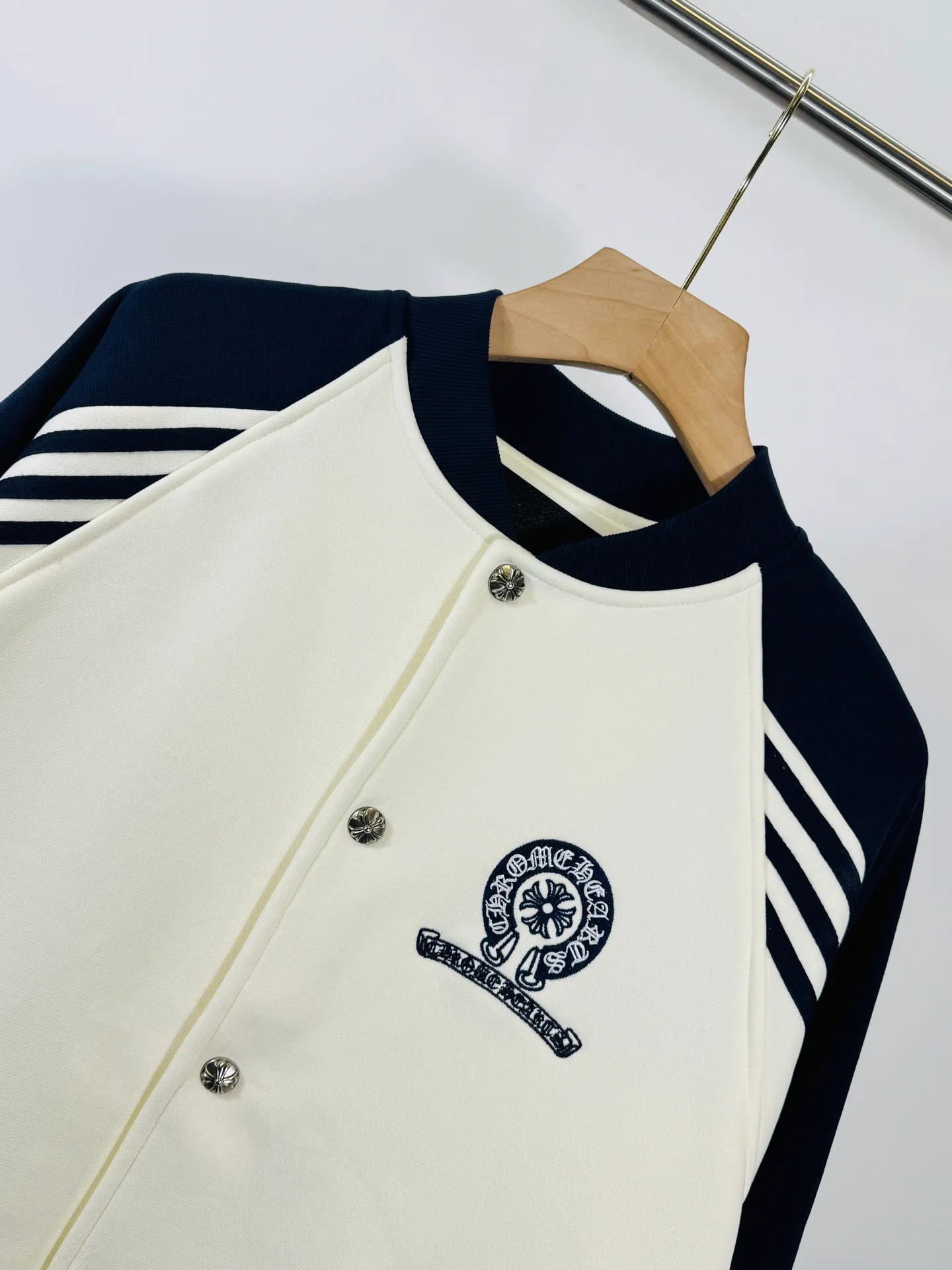 P520 top version 🐮 Real shot without P, ​​different from market products] Chrome Hearts 🍁Winter clothes are coming🍁New Year clothes Sanskrit cross woolen leather sleeves spliced ​​baseball embroidered cotton clothes Heavy embroidery ➕Double sleeve splicing special technology Counter synchronization, heavy industry and heavy industry! ! Customized version of thickened woolen fabric, silk lining, customized version of hardware, not the ordinary version on the market! ! Color: black and white stitching Code number: S, M, L, XL